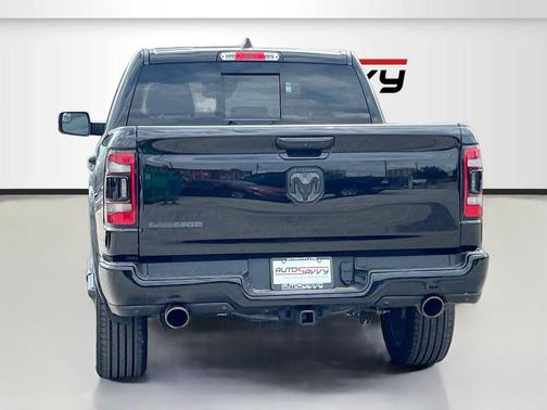 Diamond Black Crystal Pearlcoat 2022 RAM 1500 Laramie