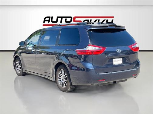 2020 Toyota Sienna XLE