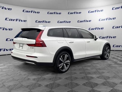 2025 Volvo V60 Cross Country Plus, B5 AWD Gas (mild hybrid)