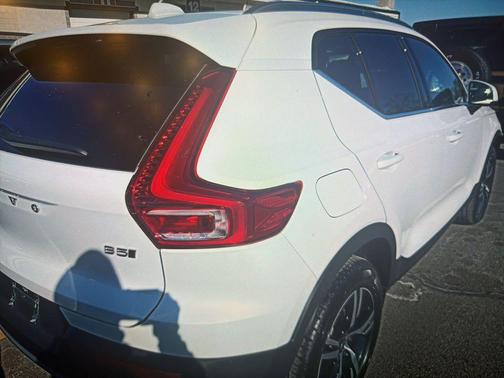 2025 Volvo XC40 B5 Core Bright Theme