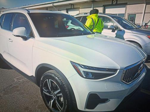 2025 Volvo XC40 B5 Core Bright Theme