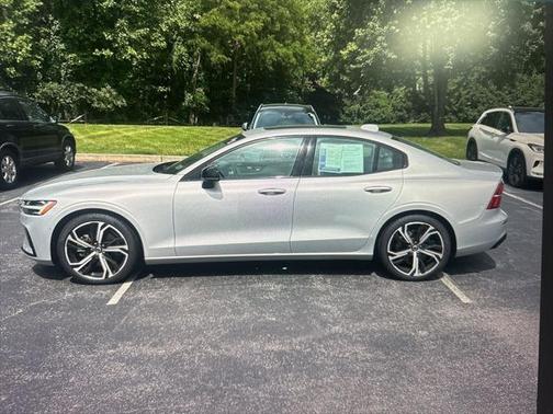 2024 Volvo S60 B5 Plus Dark Theme