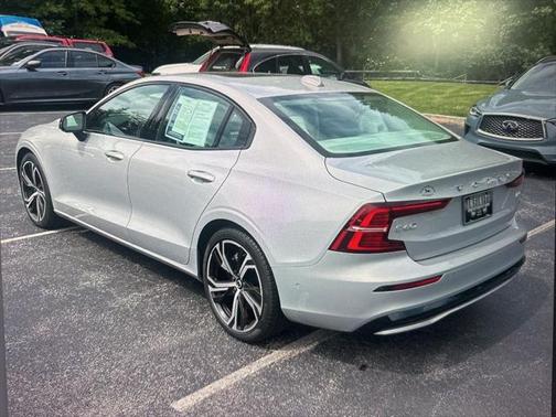 2024 Volvo S60 B5 Plus Dark Theme