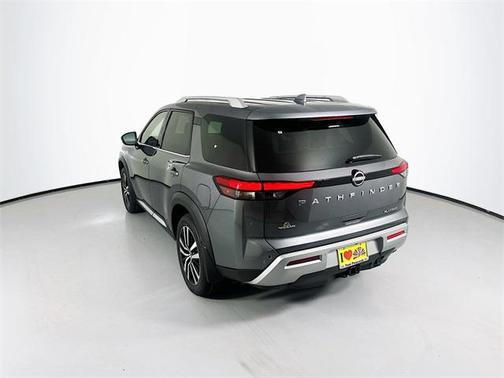 2025 Nissan Pathfinder Platinum FWD