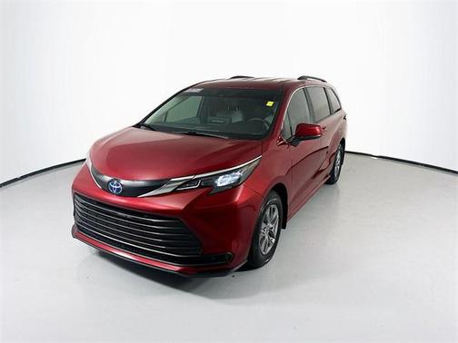 2025 Toyota Sienna LE