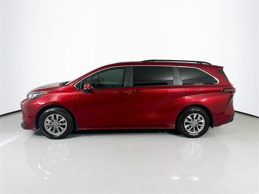 2025 Toyota Sienna LE