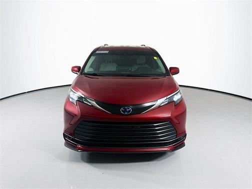 2025 Toyota Sienna LE