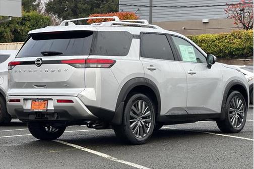 2025 Nissan Pathfinder SL