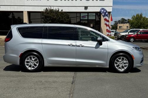 2023 Chrysler Pacifica Touring-L