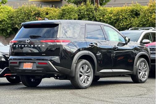 2025 Nissan Pathfinder S
