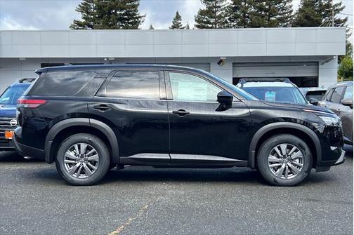 2025 Nissan Pathfinder S