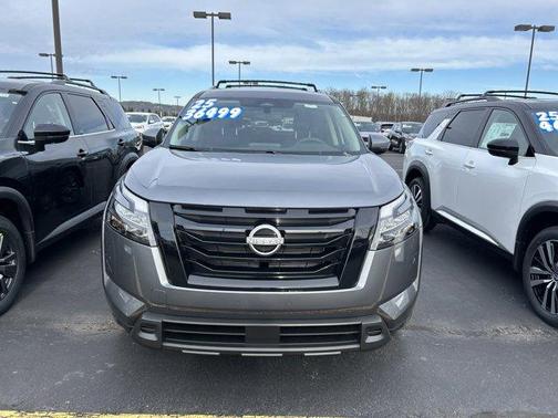 2025 Nissan Pathfinder SV