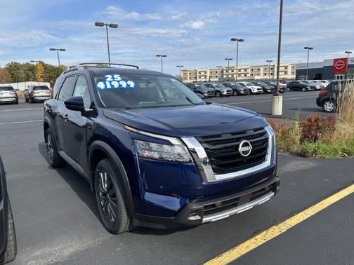 2025 Nissan Pathfinder SL