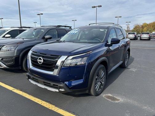 2025 Nissan Pathfinder SL