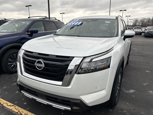 2025 Nissan Pathfinder SL