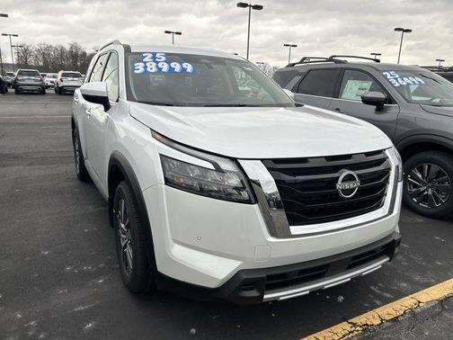 2025 Nissan Pathfinder SL