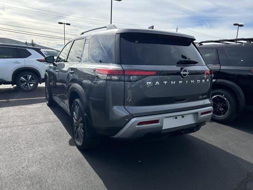 2025 Nissan Pathfinder SL