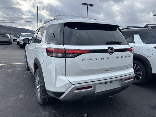 2025 Nissan Pathfinder SL