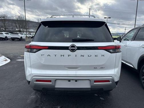 2025 Nissan Pathfinder SL