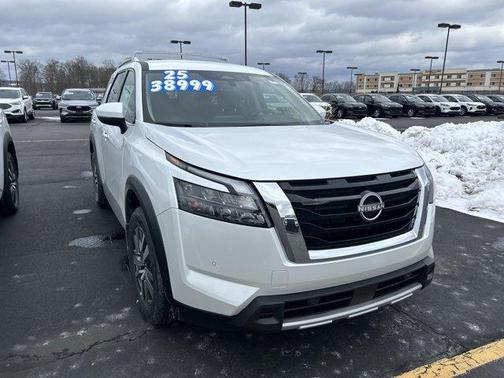 2025 Nissan Pathfinder SL