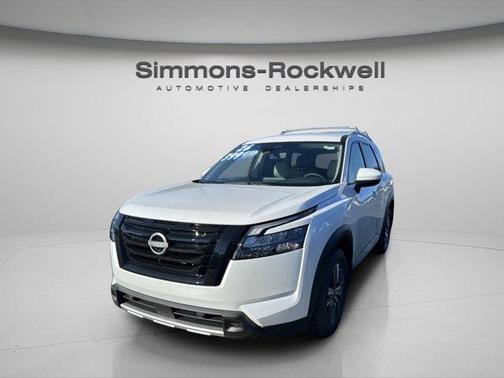 2025 Nissan Pathfinder SL