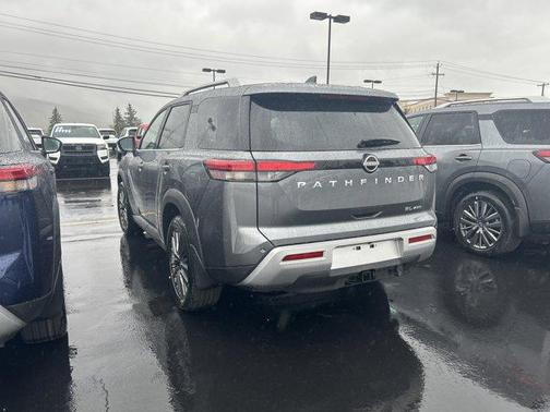 2025 Nissan Pathfinder SL