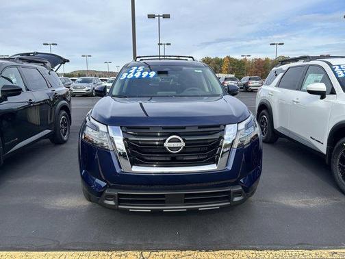 2025 Nissan Pathfinder SV