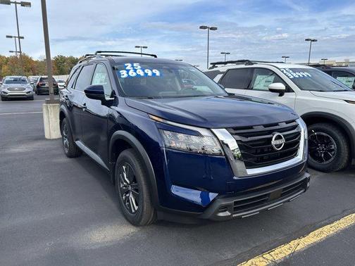 2025 Nissan Pathfinder SV