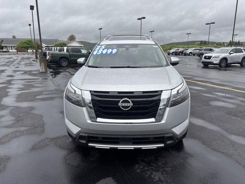 2025 Nissan Pathfinder SL
