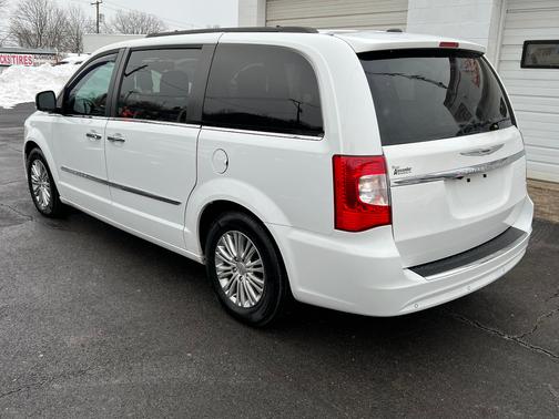 2016 Chrysler Town & Country Touring-L