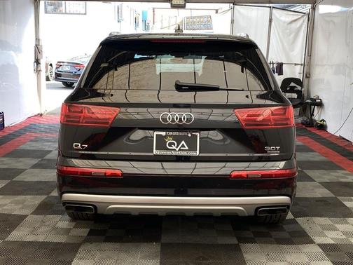 Orca Black Metallic 2018 Audi Q7 3.0T Prestige