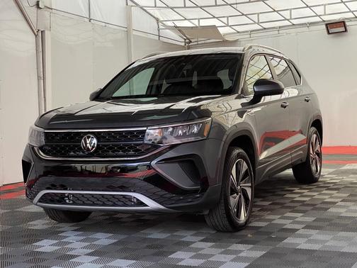 Platinum Gray Metallic 2024 Volkswagen Taos 1.5T SE