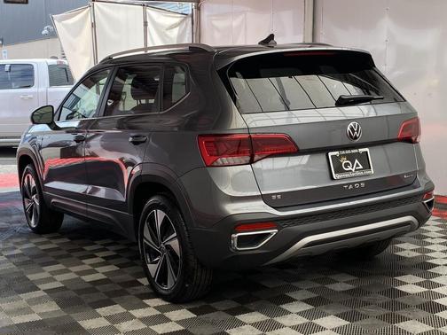 Platinum Gray Metallic 2024 Volkswagen Taos 1.5T SE