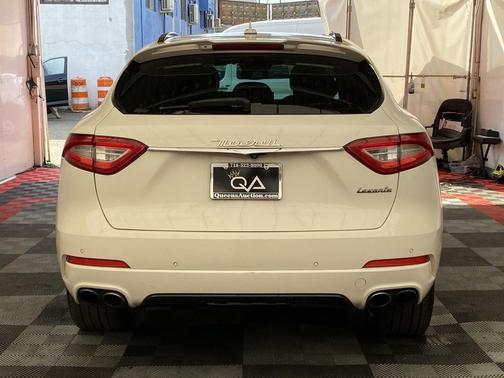 Bianco 2017 Maserati Levante S