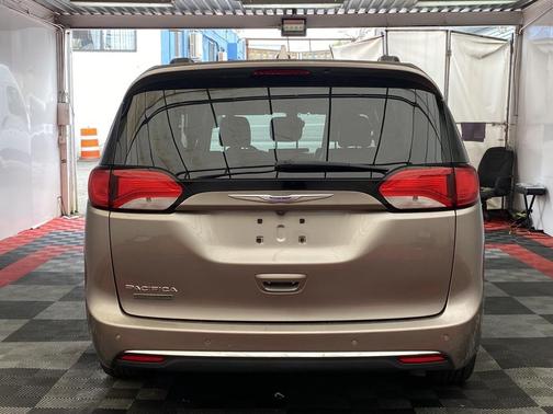 2018 Chrysler Pacifica Touring-L
