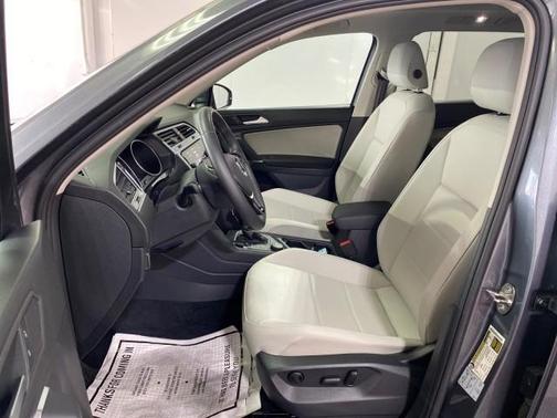 Photo 5 of 30 of 2020 Volkswagen Tiguan 2.0T SE