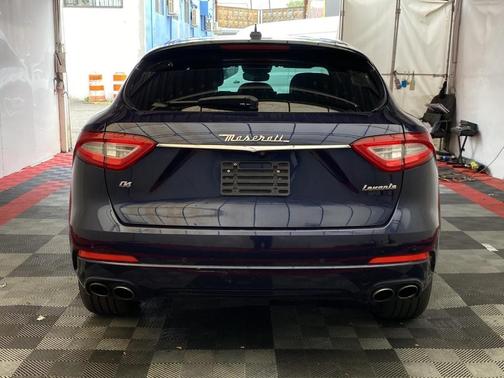 Blu 2020 Maserati Levante Base