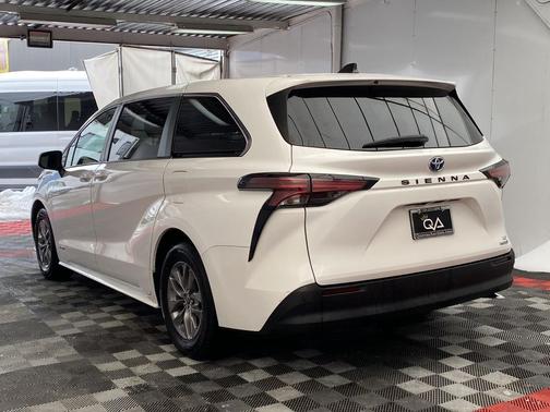 2021 Toyota Sienna LE