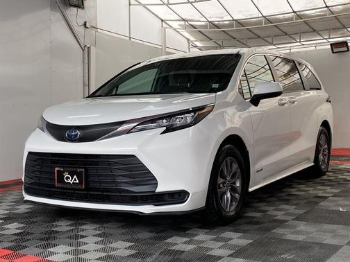2021 Toyota Sienna LE