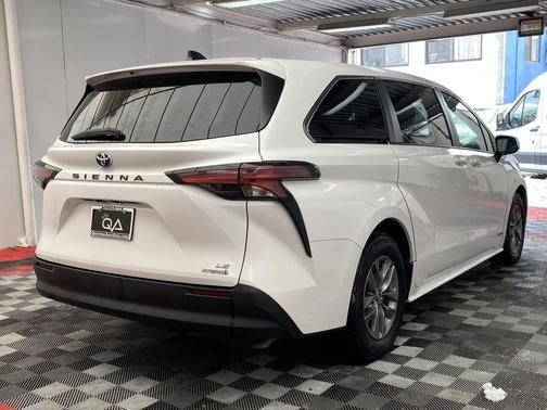 2021 Toyota Sienna LE