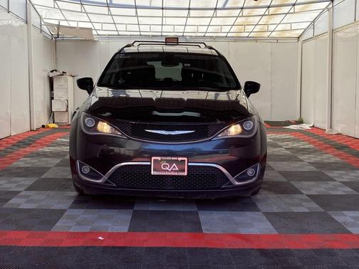 Brilliant Black Crystal Pearlcoat 2018 Chrysler Pacifica Touring-L