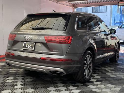 Graphite Gray Metallic 2018 Audi Q7 2.0T Premium Plus