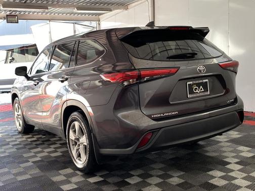 2022 Toyota Highlander LE