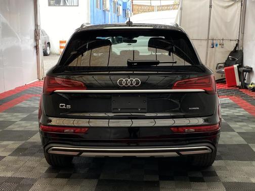 Mythos Black Metallic 2023 Audi Q5 40 Premium