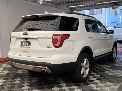 Oxford White 2017 Ford Explorer XLT