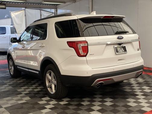 Oxford White 2017 Ford Explorer XLT