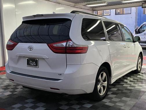 2018 Toyota Sienna LE