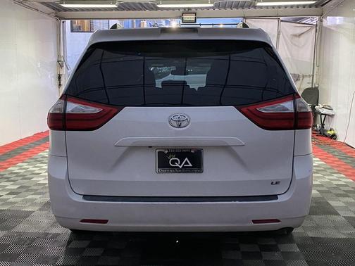 2018 Toyota Sienna LE