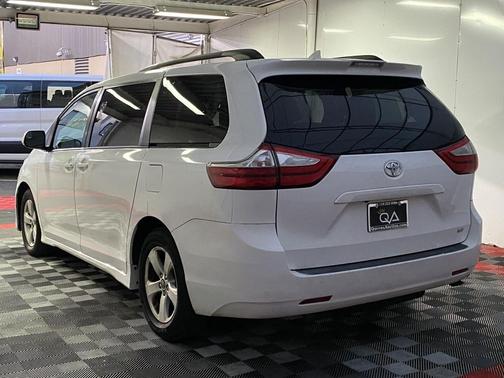 2018 Toyota Sienna LE