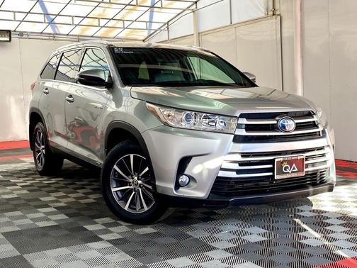 Celestial Silver Metallic 2019 Toyota Highlander Hybrid XLE SUV